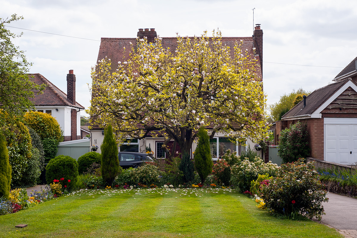 A house with maintained lawn and flower beds in Hollywood, Worcestershire